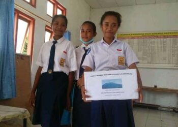 Sebingkis ‘Cinta’ OSIS Spentig Hewa untuk Pengungsi Difabel Ile Lewotolok