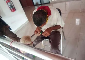 Theodorus, Pengungsi Erupsi Ile Lewotolok Yang Mengisi Waktu Dengan Memintal Jala