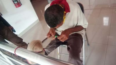 Theodorus, Pengungsi Erupsi Ile Lewotolok Yang Mengisi Waktu Dengan Memintal Jala