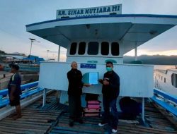 SK Pengurus PGRI Flores Timur Diserahkan Di Dek Kapal Motor Sinar Mutiara III