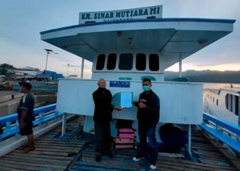 SK Pengurus PGRI Flores Timur Diserahkan Di Dek Kapal Motor Sinar Mutiara III