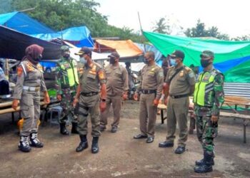 Koramil 01/Larantuka Bersama Anggota Pol PP Laksanakan Pendisiplinan Protkes