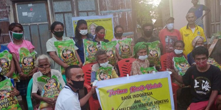 Melchias Mekeng dan Bank Indonesia Salurkan Bantuan 1 Ton Beras Untuk Warga Ile Ape