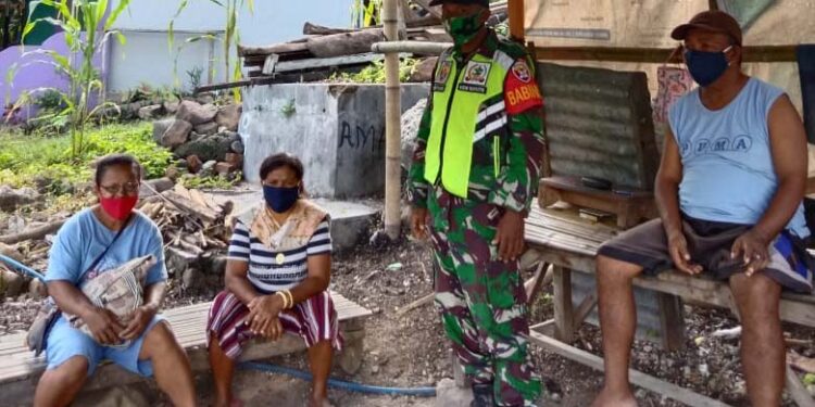 Babinsa 04/Omesuri Sosialisasi Taati Prokes di Desa Balauring