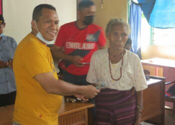 Pembagian BLT Tahap II Oyang Barang Dihadiri Nani Betan; Ignas Ido: Jarang Anggota DPRD Saksikan Langsung!