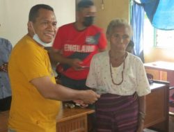 Pembagian BLT Tahap II Oyang Barang Dihadiri Nani Betan; Ignas Ido: Jarang Anggota DPRD Saksikan Langsung!