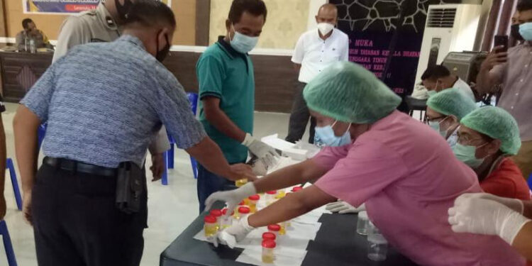 Antisipasi Narkoba, Polres Flotim Gelar Tes Urin Anggota