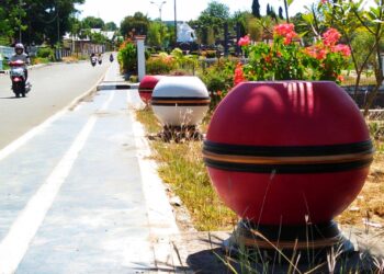 Dukung “Kota Menata”, DLH Flotim Adakan Tempat Duduk dan Wifi di Taman Kota