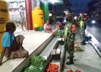 Patroli Malam, Babinsa Tak Putus Asa Imbau Warga Patuhi Prokes