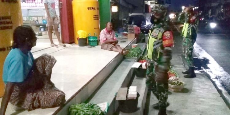 Patroli Malam, Babinsa Tak Putus Asa Imbau Warga Patuhi Prokes
