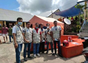 Guru Garis Depan Flotim Serahkan Bantuan Untuk Korban Bencana di Adonara