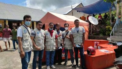 Guru Garis Depan Flotim Serahkan Bantuan Untuk Korban Bencana di Adonara