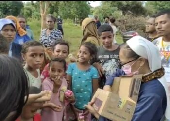 Pengungsi Difabel Hadiahkan Jagung Titi untuk Tim JPIC Ordo Karmel; Bantuan Didistribusi Merata