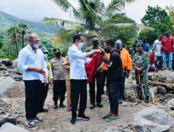 Jokowi Hadiahkan Jaket Merah Untuk Atawolo, dan Bagi-Bagi Kaos Hitam “JOKOWI”