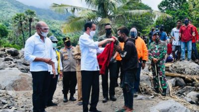 Jokowi Hadiahkan Jaket Merah Untuk Atawolo, dan Bagi-Bagi Kaos Hitam “JOKOWI”