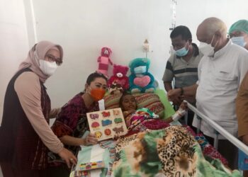 Julie Laiskodat dan Mgr Frans Kopong Kung Sambangi Lou di RSUD Lewoleba