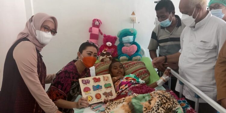 Julie Laiskodat dan Mgr Frans Kopong Kung Sambangi Lou di RSUD Lewoleba