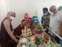 Julie Laiskodat dan Mgr Frans Kopong Kung Sambangi Lou di RSUD Lewoleba