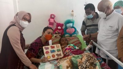 Julie Laiskodat dan Mgr Frans Kopong Kung Sambangi Lou di RSUD Lewoleba