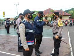 Kapolres Flotim Serahkan Rompi dan Jaket Untuk Bhabin Kamtibmas