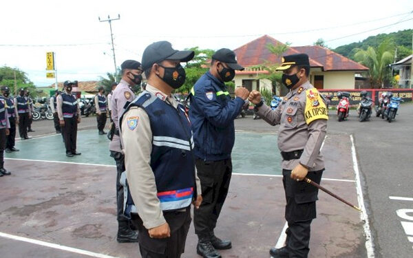 Kapolres Flotim Serahkan Rompi dan Jaket Untuk Bhabin Kamtibmas