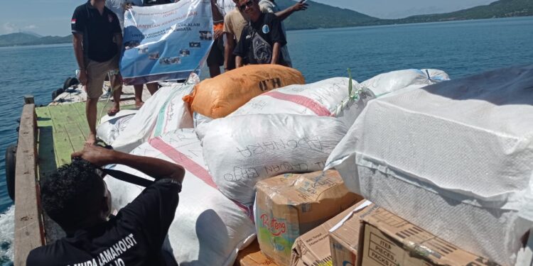 Orang Muda Lamaholot Labuan Bajo Salurkan Donasi ke Adonara dan Lembata