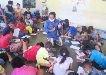 Donasi Edukasi Dari PGRI Flores Timur untuk Anak Pengungsi Korban Banjir Bandang Adonara