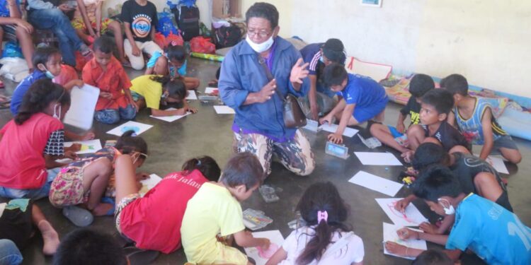 Donasi Edukasi Dari PGRI Flores Timur untuk Anak Pengungsi Korban Banjir Bandang Adonara