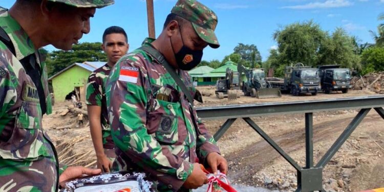 Danramil 1624-02/Adonara Resmikan Jembatan Bailly Di Adonara, Kabupaten Flotim