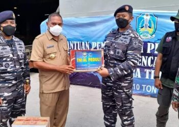 Di Atas Kapal Perang, Bupati Flores Timur Terima Bantuan Menteri Sosial RI