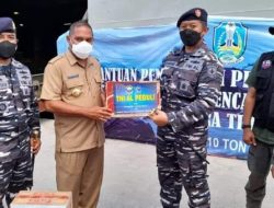 Di Atas Kapal Perang, Bupati Flores Timur Terima Bantuan Menteri Sosial RI