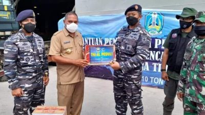Di Atas Kapal Perang, Bupati Flores Timur Terima Bantuan Menteri Sosial RI