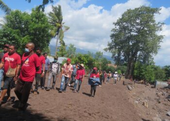 PGRI Flores Timur Menyapa Warga Korban Banjir Di Desa Nobo