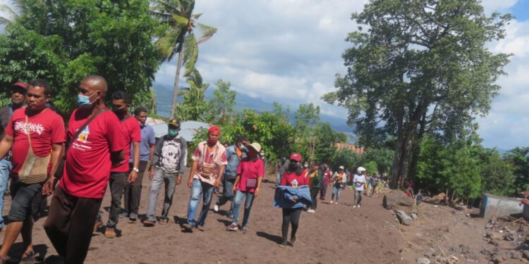 PGRI Flores Timur Menyapa Warga Korban Banjir Di Desa Nobo