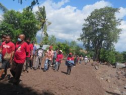 PGRI Flores Timur Menyapa Warga Korban Banjir Di Desa Nobo