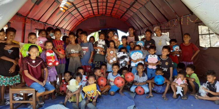 Relawan Giat Gerakan ‘Satu Orang Satu Boneka’ Untuk Penyintas Bencana Adonara dan Lembata