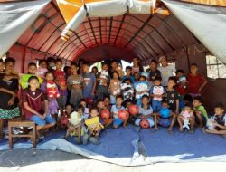 Relawan Giat Gerakan ‘Satu Orang Satu Boneka’ Untuk Penyintas Bencana Adonara dan Lembata