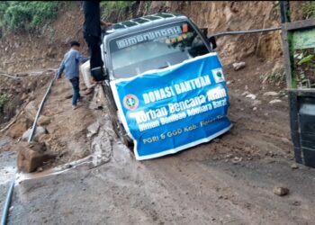 Salurkan Donasi PGRI Flores Timur ke Desa Nimun Danibao, Perjuangan Yang Tidak Mudah