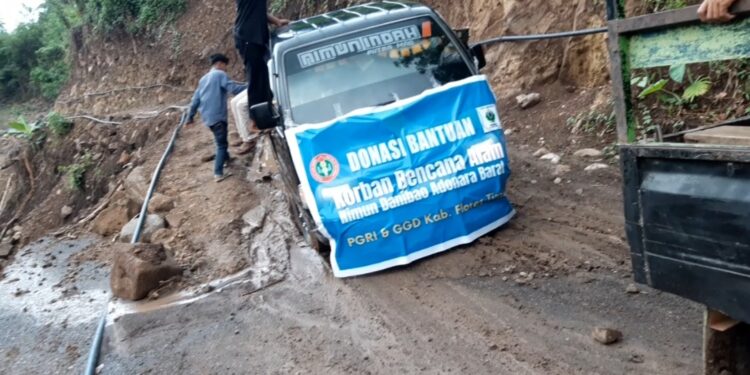 Salurkan Donasi PGRI Flores Timur ke Desa Nimun Danibao, Perjuangan Yang Tidak Mudah