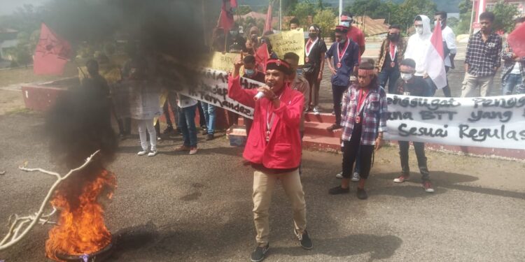 GMNI Bakar Ban Depan Kantor Bupati Flotim; Ninu Badin Sebut Bupati Menghindar