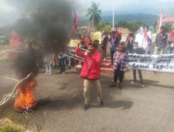 GMNI Bakar Ban Depan Kantor Bupati Flotim; Ninu Badin Sebut Bupati Menghindar