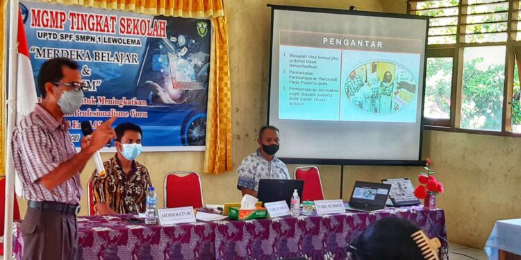 SMPN 1 Lewolema Selenggarakan MGMP Tingkat Sekolah