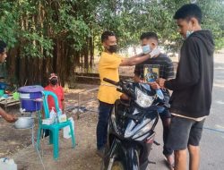 Politisi Muda Partai Golkar Bagi Masker untuk Warga Solor