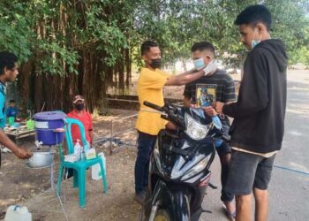 Politisi Muda Partai Golkar Bagi Masker untuk Warga Solor