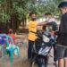 Politisi Muda Partai Golkar Bagi Masker untuk Warga Solor