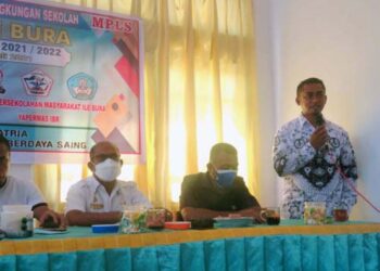 Ketua PGRI Flotim Turut  Beri Motivasi Di SMA Ile Bura pada Hari Pertama Sekolah Dibuka