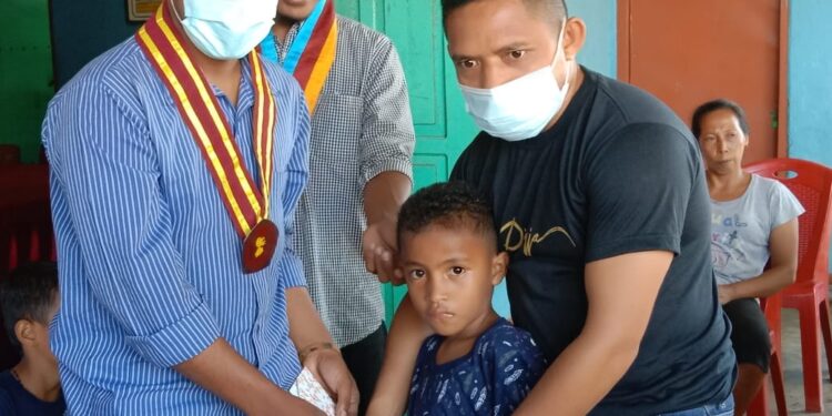 Komda PMKRI Regio Flores dan PMKRI Larantuka Serahkan Buku Tabungan Kepada Pelajar Korban Bencana di Adonara