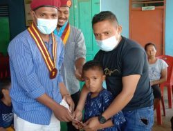 Komda PMKRI Regio Flores dan PMKRI Larantuka Serahkan Buku Tabungan Kepada Pelajar Korban Bencana di Adonara