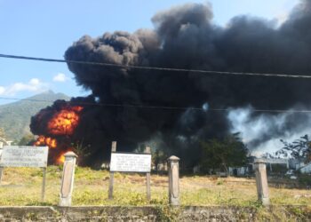 Gedung Bekas Kantor PU Flotim Terbakar