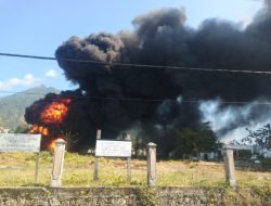 Gedung Bekas Kantor PU Flotim Terbakar